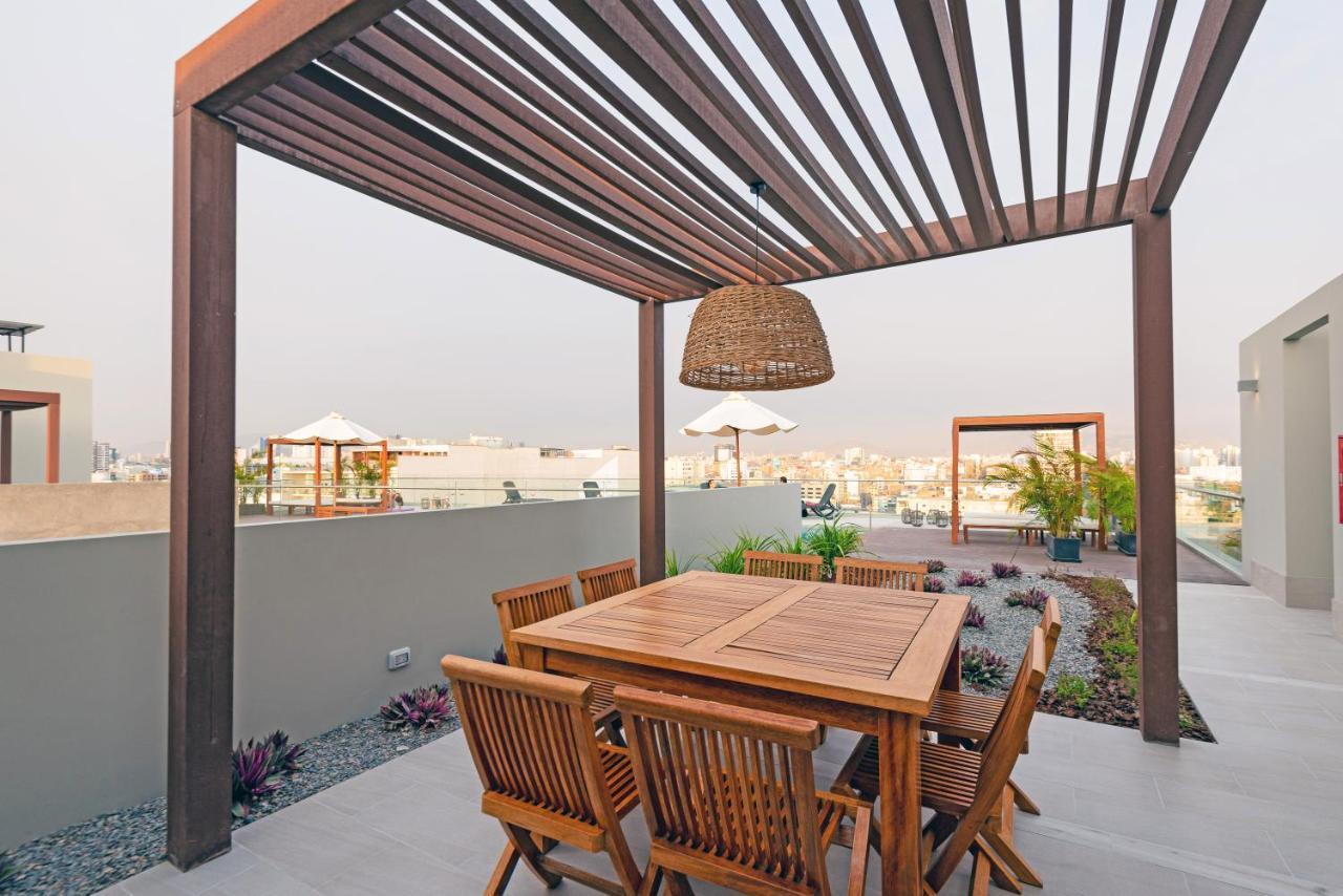 ✶ Maras ✶ Luxury Rooftop Pool & Grill